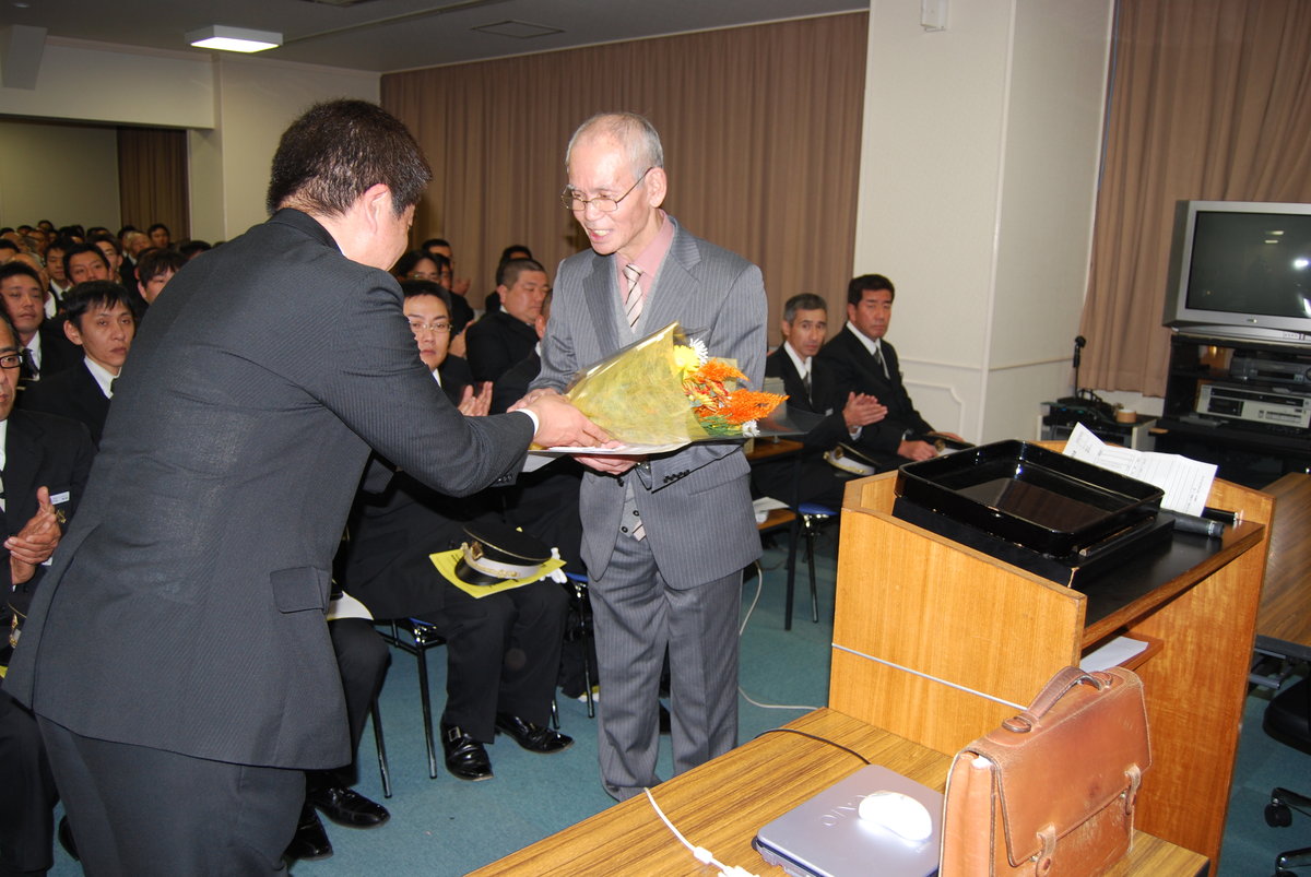 上賀茂営業所長より花束が贈られた MK新聞2010年2月1日号より