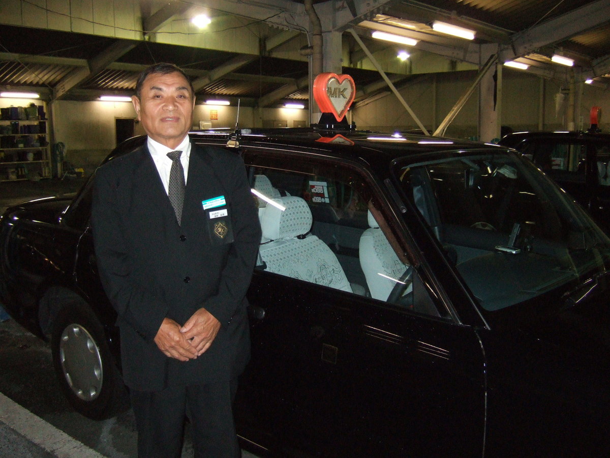 出庫前に車両の前で MK新聞2007年9月16日号より