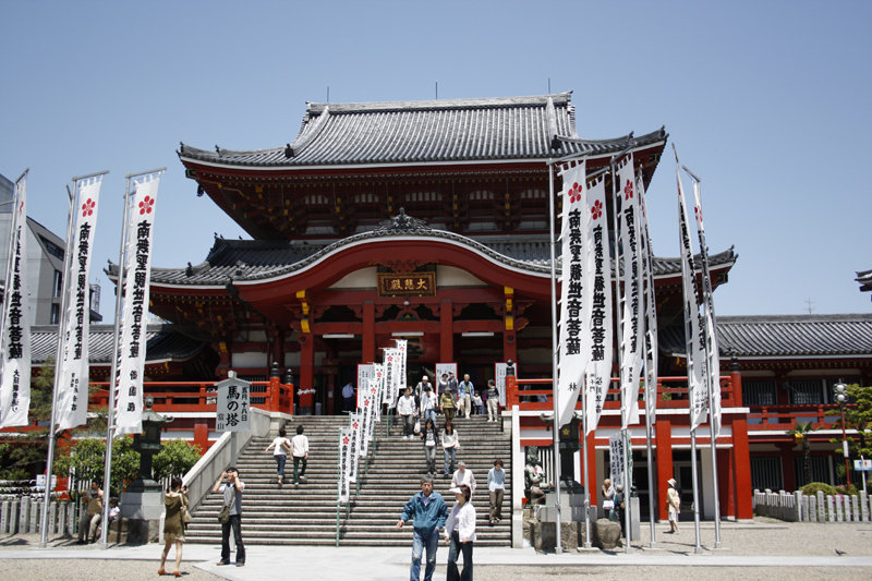 毎月18日と28日に骨董市が境内で開催される大須観音 MK新聞2014年7月1日号より