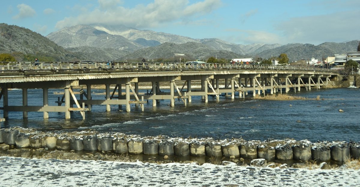 雪の渡月橋 MK新聞2008年7月1日号より