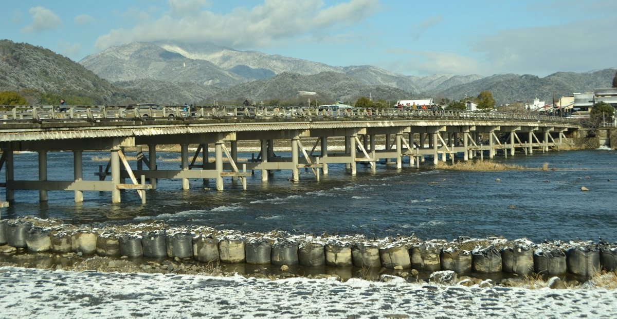 雪の渡月橋　MK新聞2008年7月1日号より