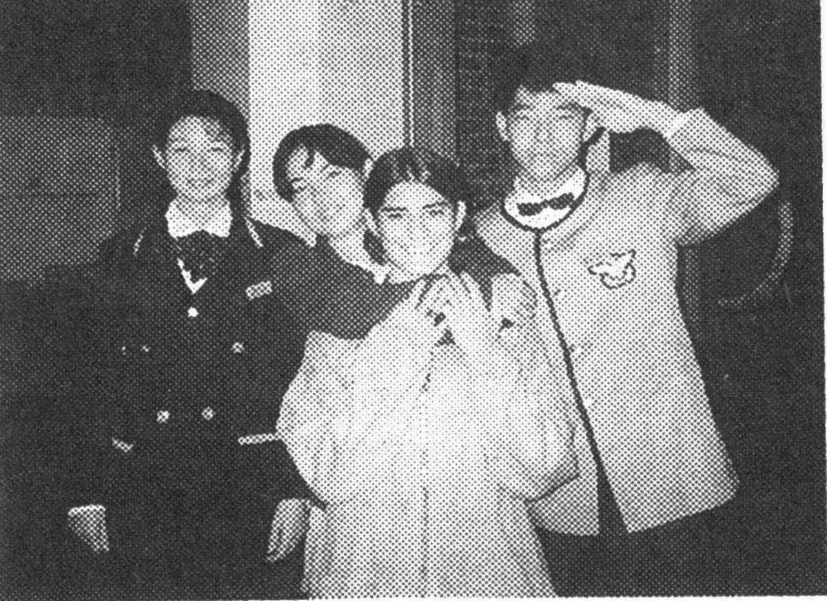 スクール仲間とのパーティーより(右端が本人) MK新聞1997年11月1日号より