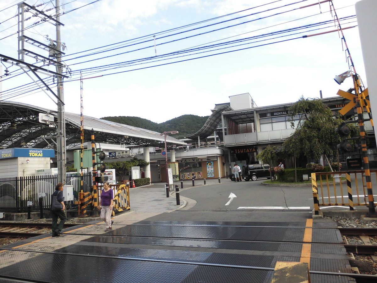 6:36 山科駅前 撮影:MKタクシー