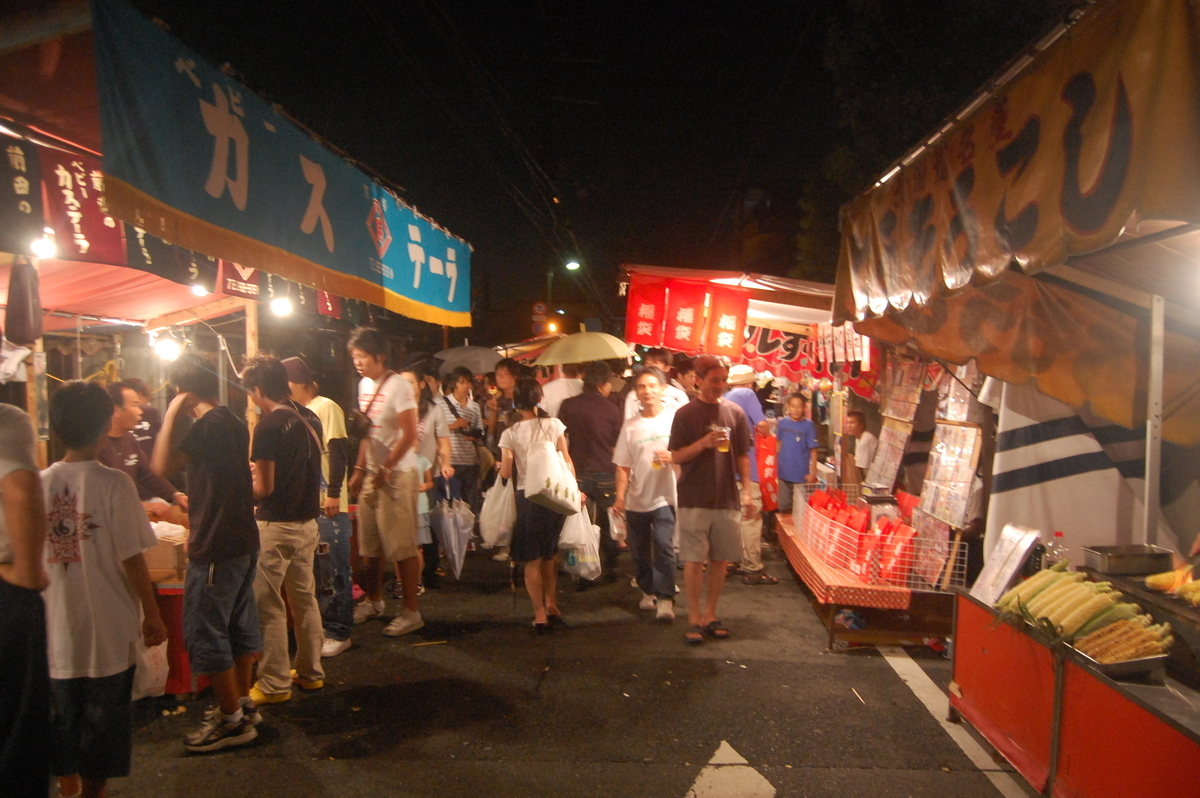 夜の山科地蔵前の露店 撮影:MKタクシー