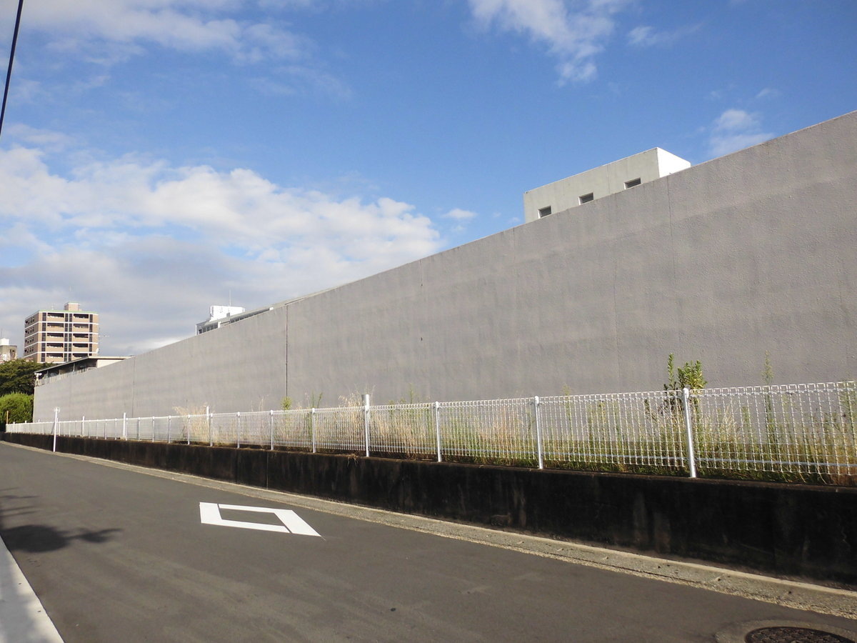 京都刑務所の高い塀 撮影:MKタクシー