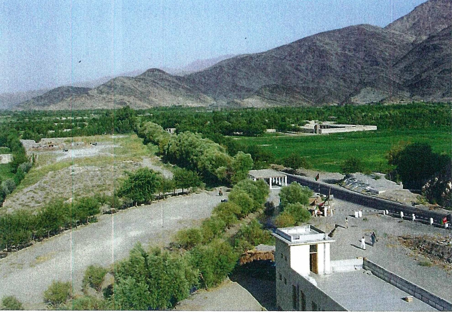 緑地活動前(写真上・2003年)と後(写真下・2012年)のスランプール地域