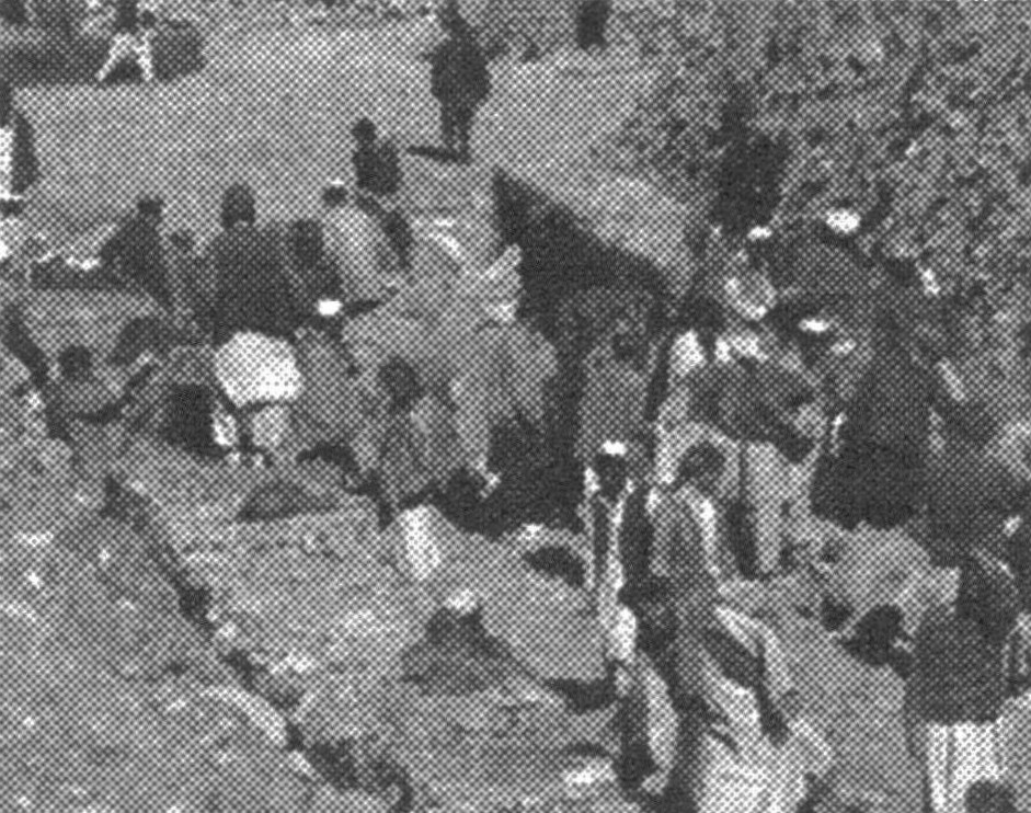 水路工事現場。蛇籠、布団籠に石を詰める作業員たち。2004年1月13日(ペシャワール会HPより)