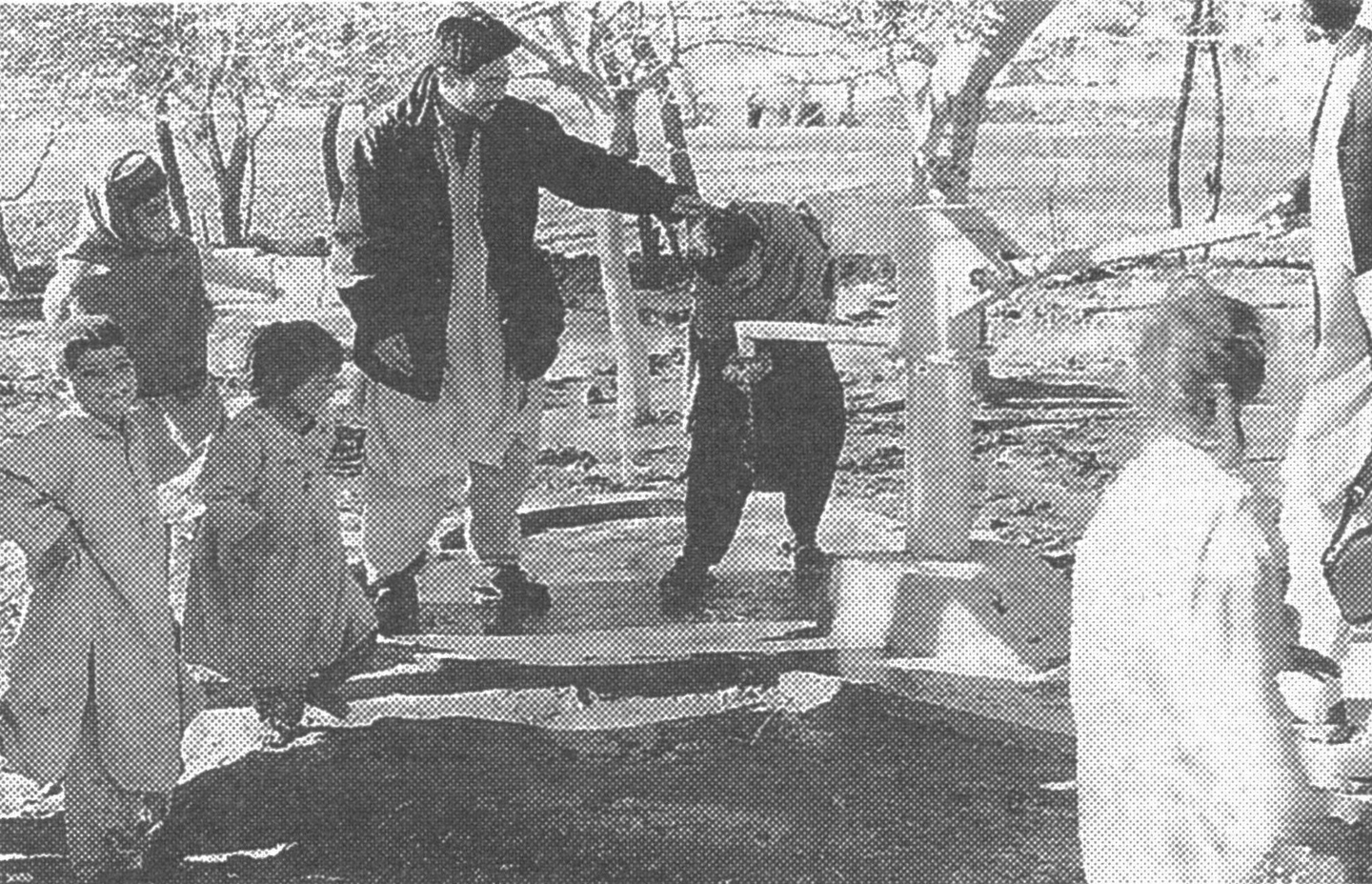 井戸の完成を喜ぶ子供たち(2001年1月。中央が蓮岡修さん)ペシャワール会提供