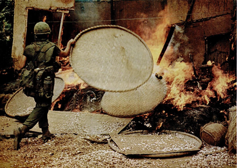 全てを焼き尽くすため兵士は火を煽っていた(ソンミ事件、出典:『LIFE』1969年12月5日号)