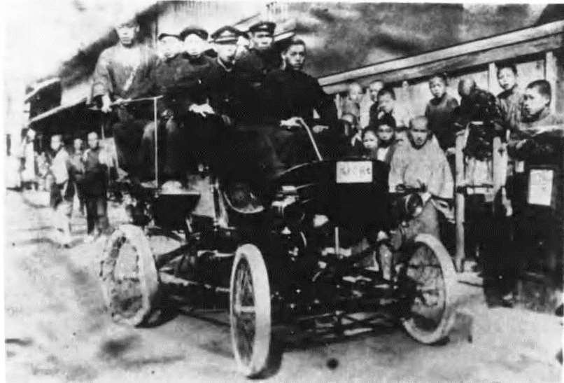 開業当日の光景とその使用車。幌が無いため雨天時は休業し、冬場はとても寒かったようです