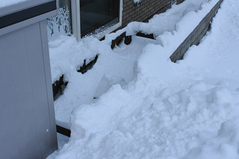 ベランダが雪に埋まる