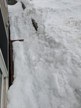 雪に埋まったベランダ跡地