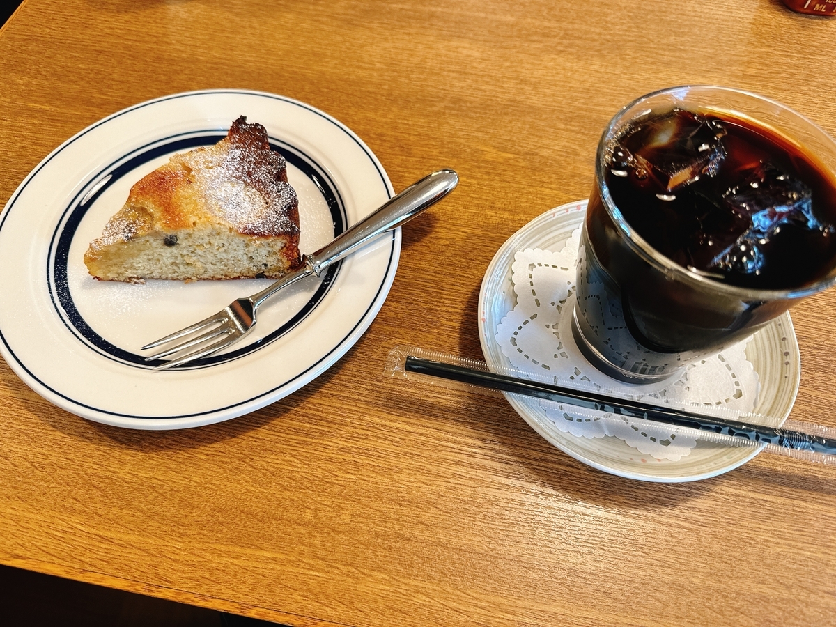 近所のカフェのアイスコーヒーとバナナケーキ