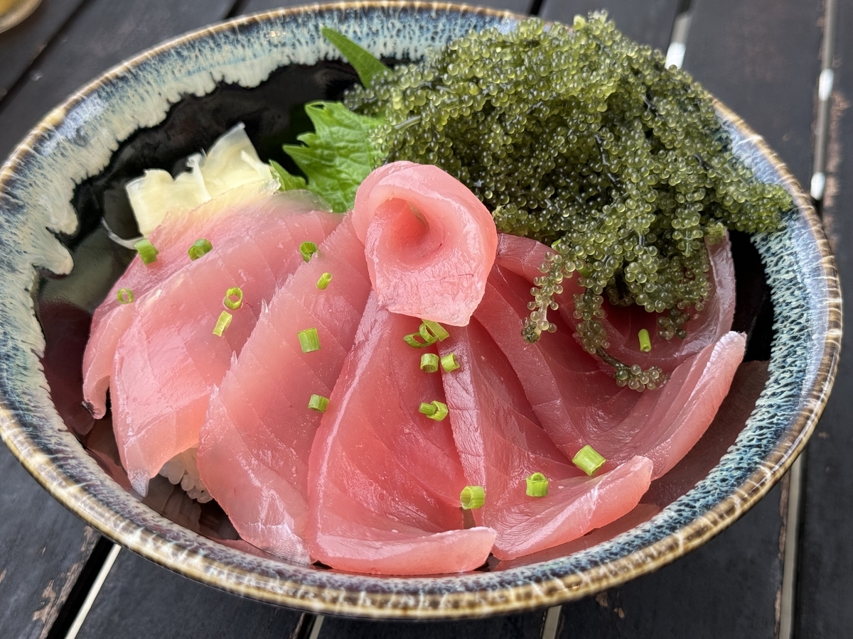 生まぐろ（一度も冷凍していない）のどんぶり。まぐろ・ガリ・大葉・海ぶどうでごはんが見えない。