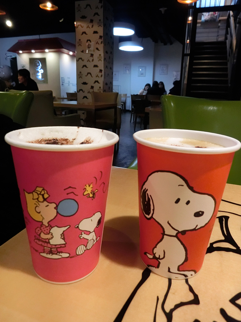 韓国旅 スヌーピー 韓国 江南にあるチャーリーブラウンカフェをご紹介します Trip Cafe