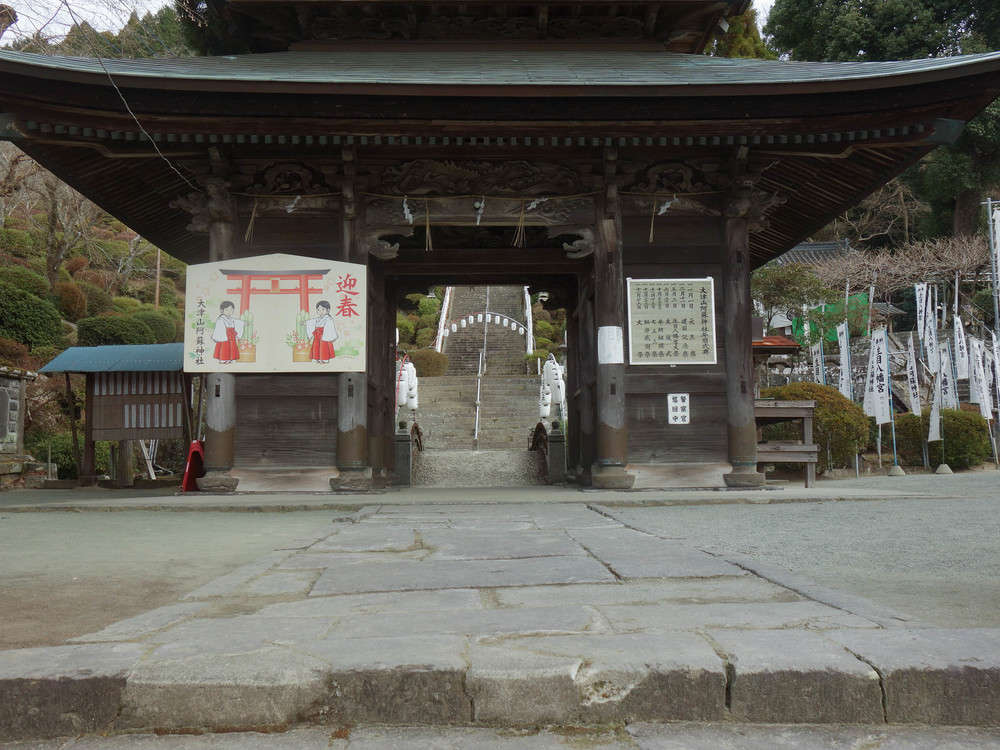 大津山神社1個めの階段登りきったところ