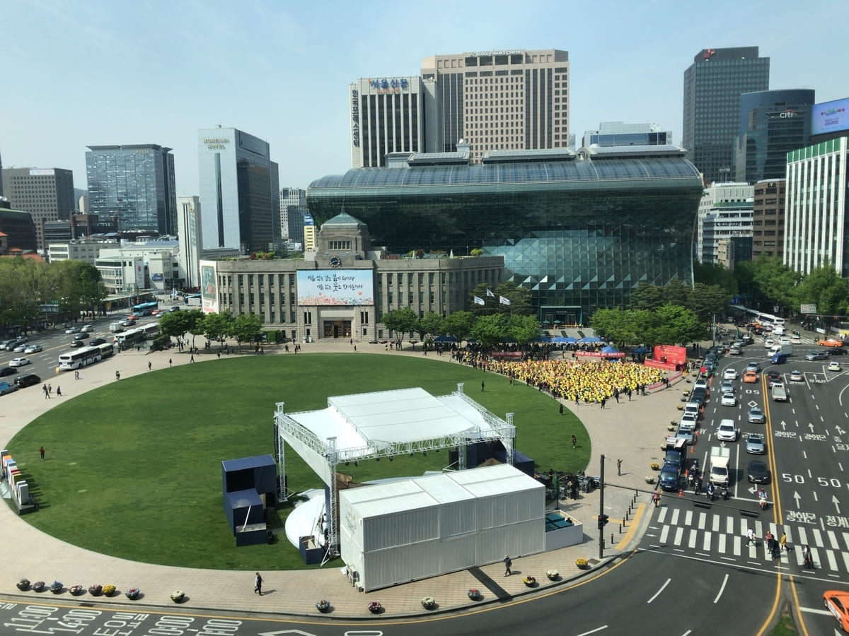 ホテルから広場の全景