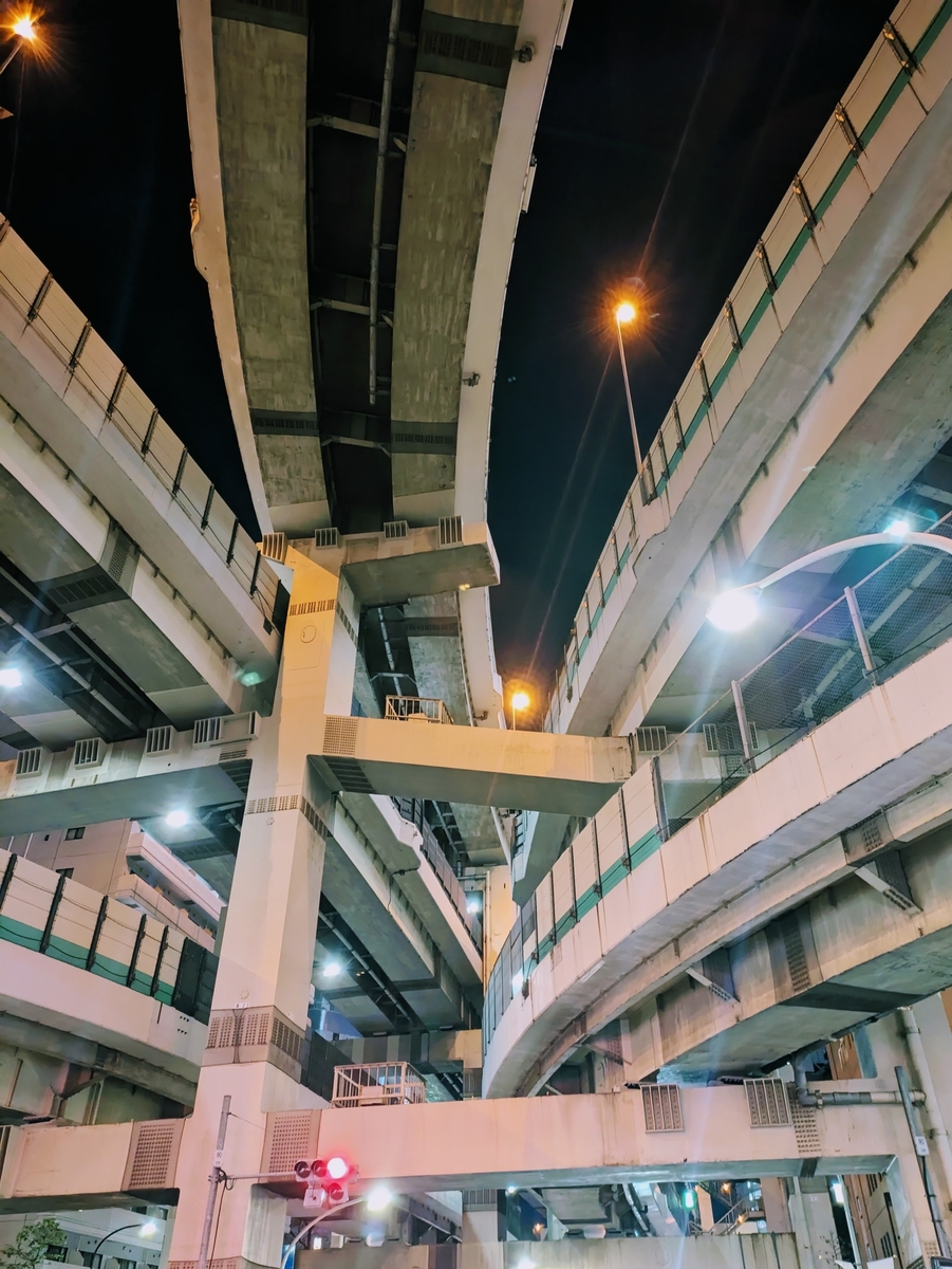 下から見た夜の箱崎JCT