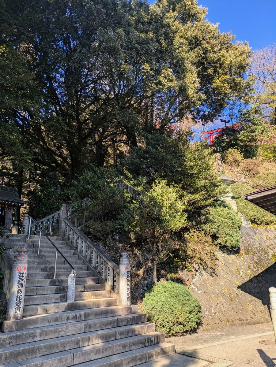 薬王院本社への階段