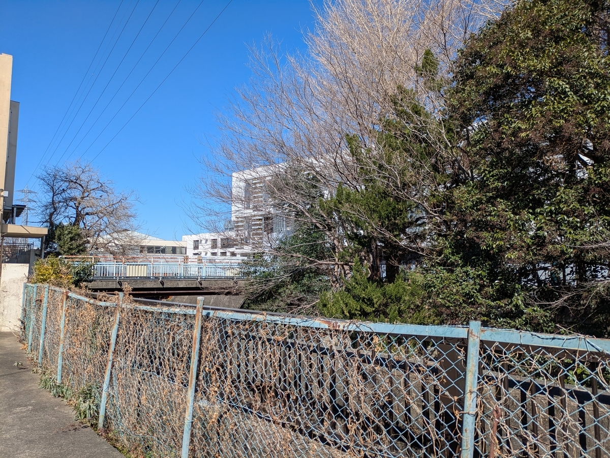 中野工科高等学校内に架かる橋