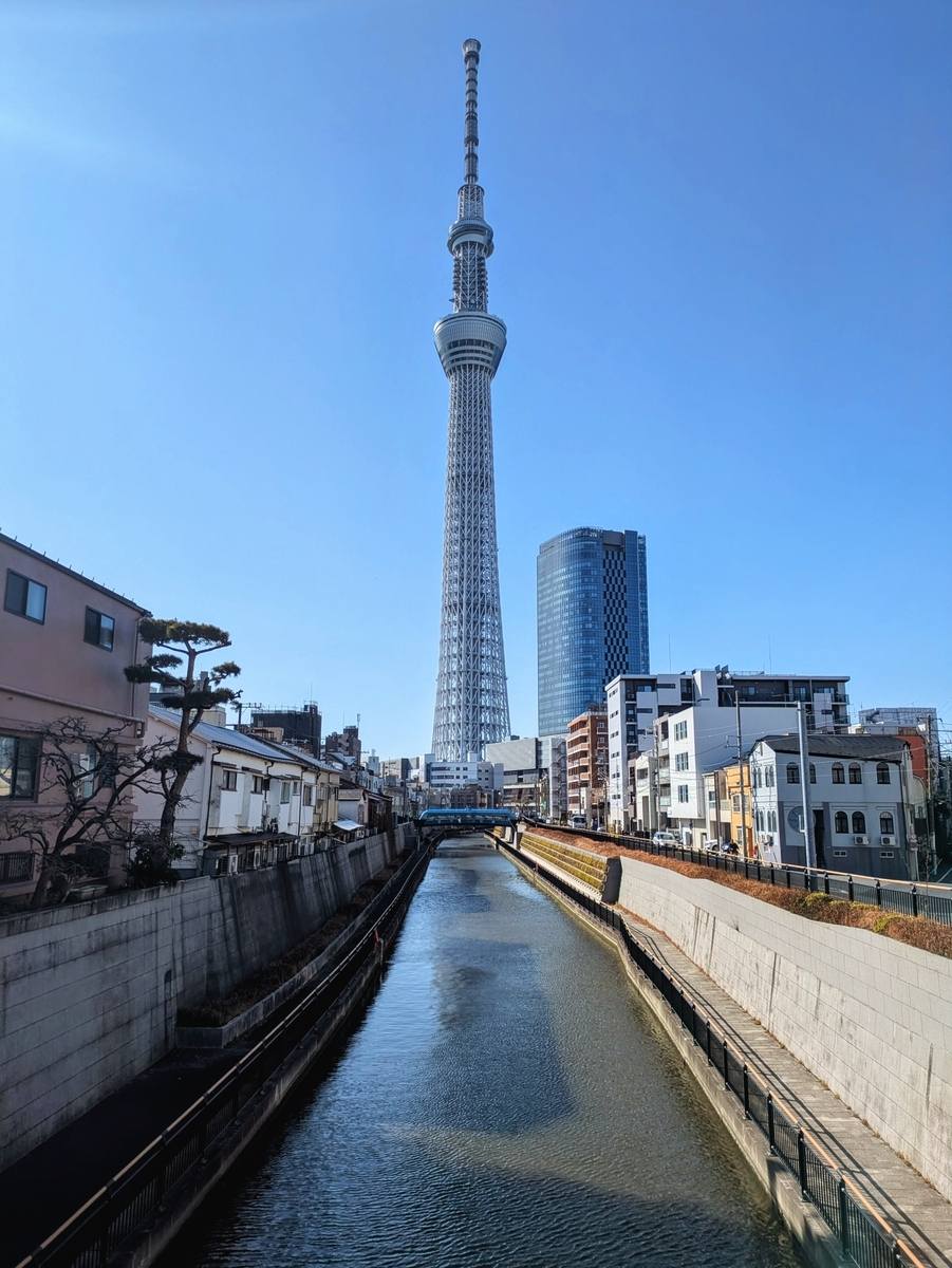 十間橋から見るさざ波の立つ北十間川とスカイツリー
