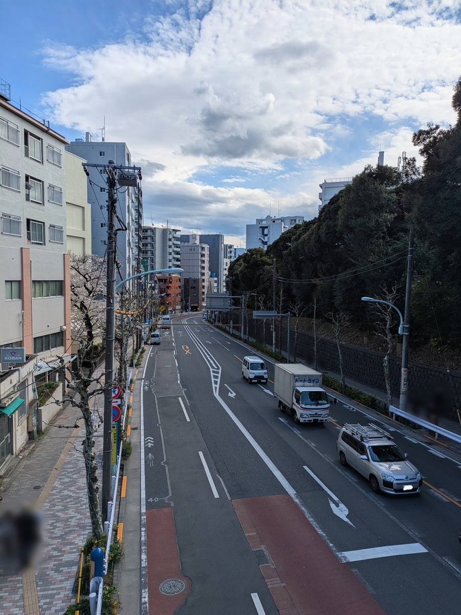 歩道橋の上から見る大炊介坂