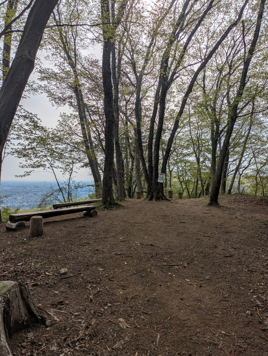 ベンチの置かれた山頂広場