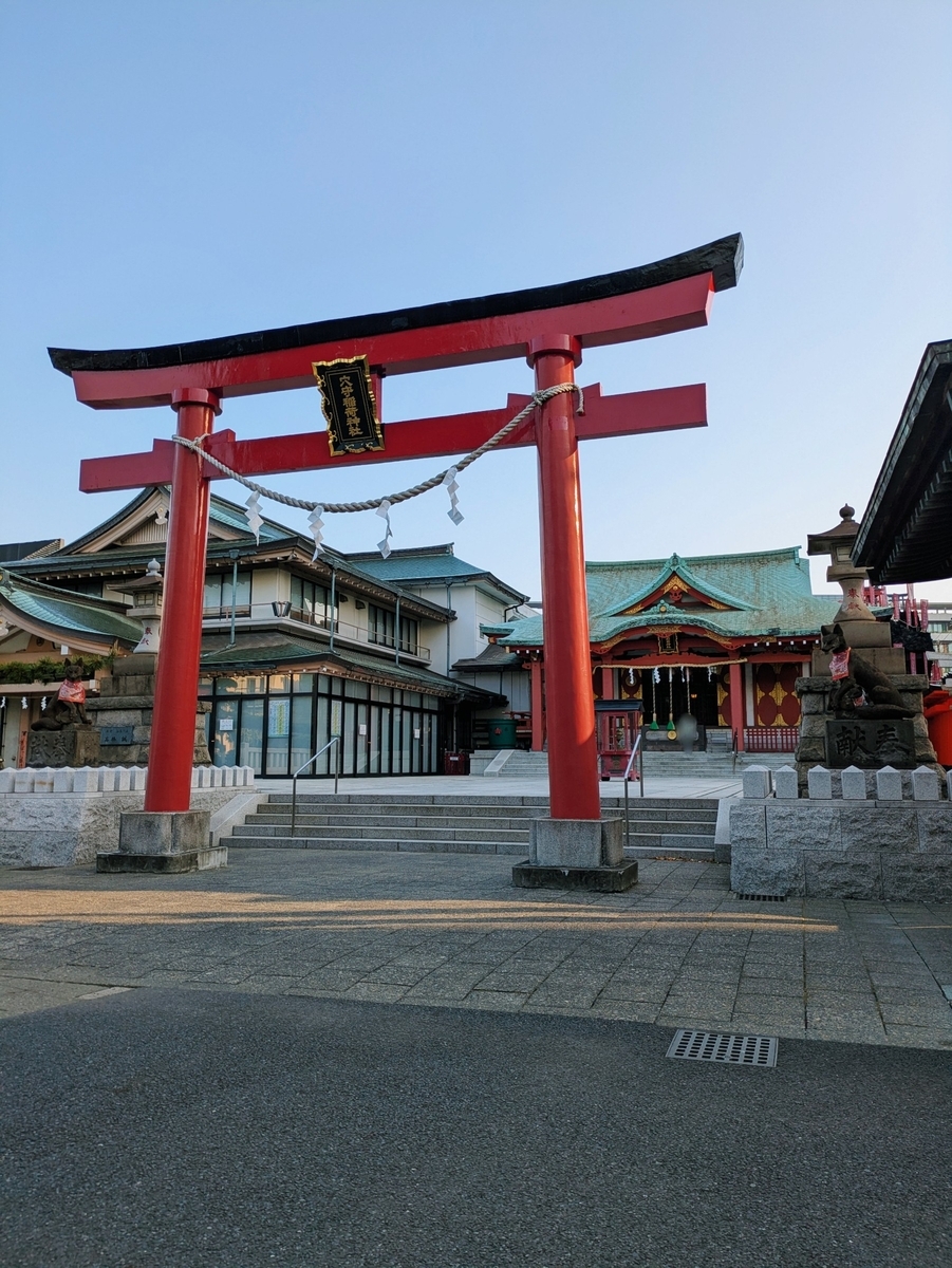 赤い鳥居と穴守稲荷神社の社務所と拝殿
