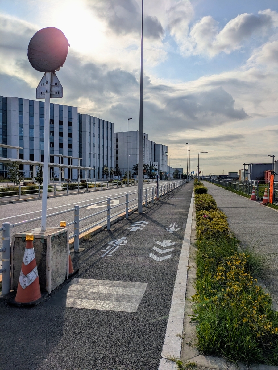 羽田イノベーションシティのビルの脇を走っていく区画街路6号線