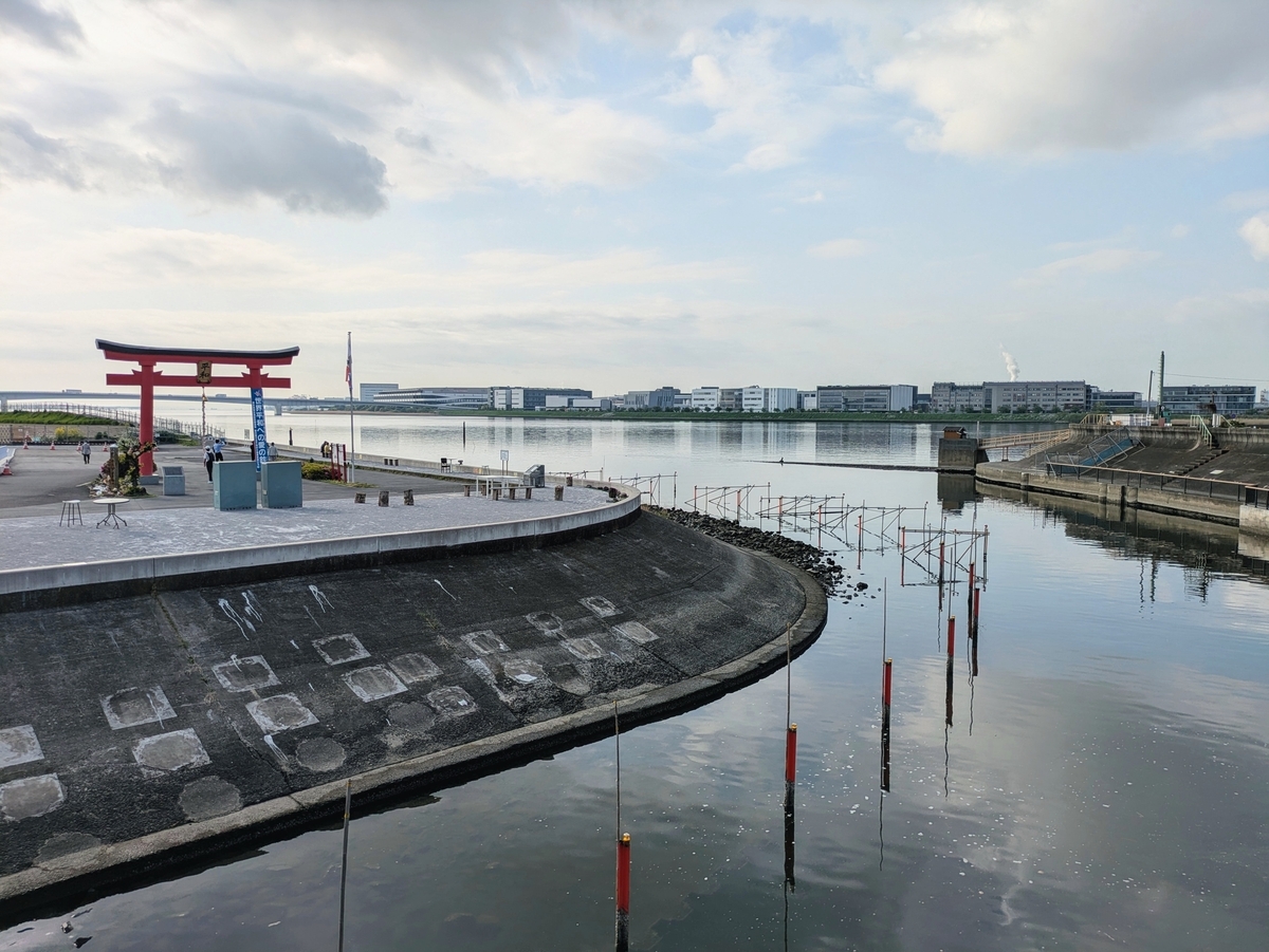 多摩川と海老取川、左側に小さく写る大鳥居