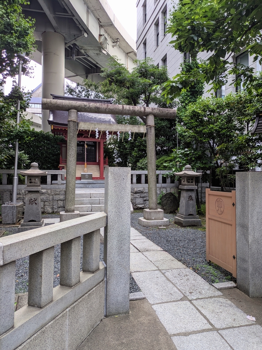 兜神社外観と上を通り抜けていく首都高