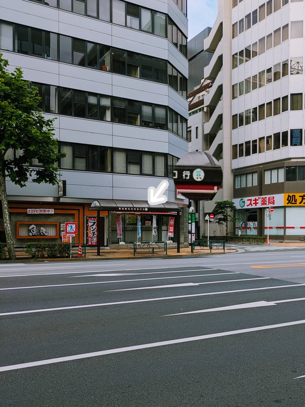 永代通りの向こうの茅場町バス停と小さく写るみんくる