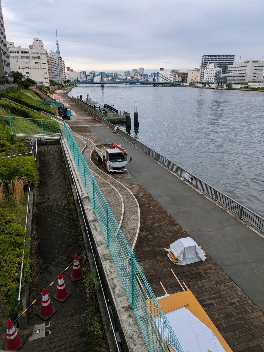 三角コーンと工事車両の置かれた工事現場