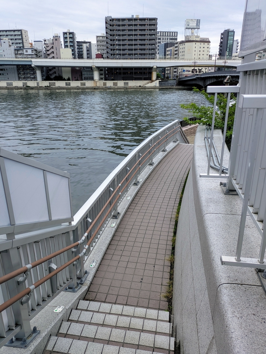 隅田川テラスへ降りる階段から見た隅田川