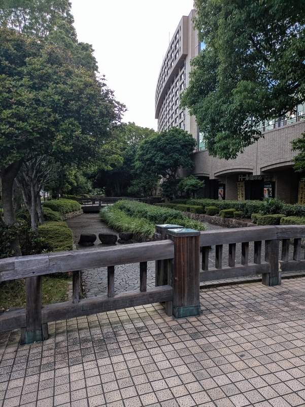 空の水路にかかる橋