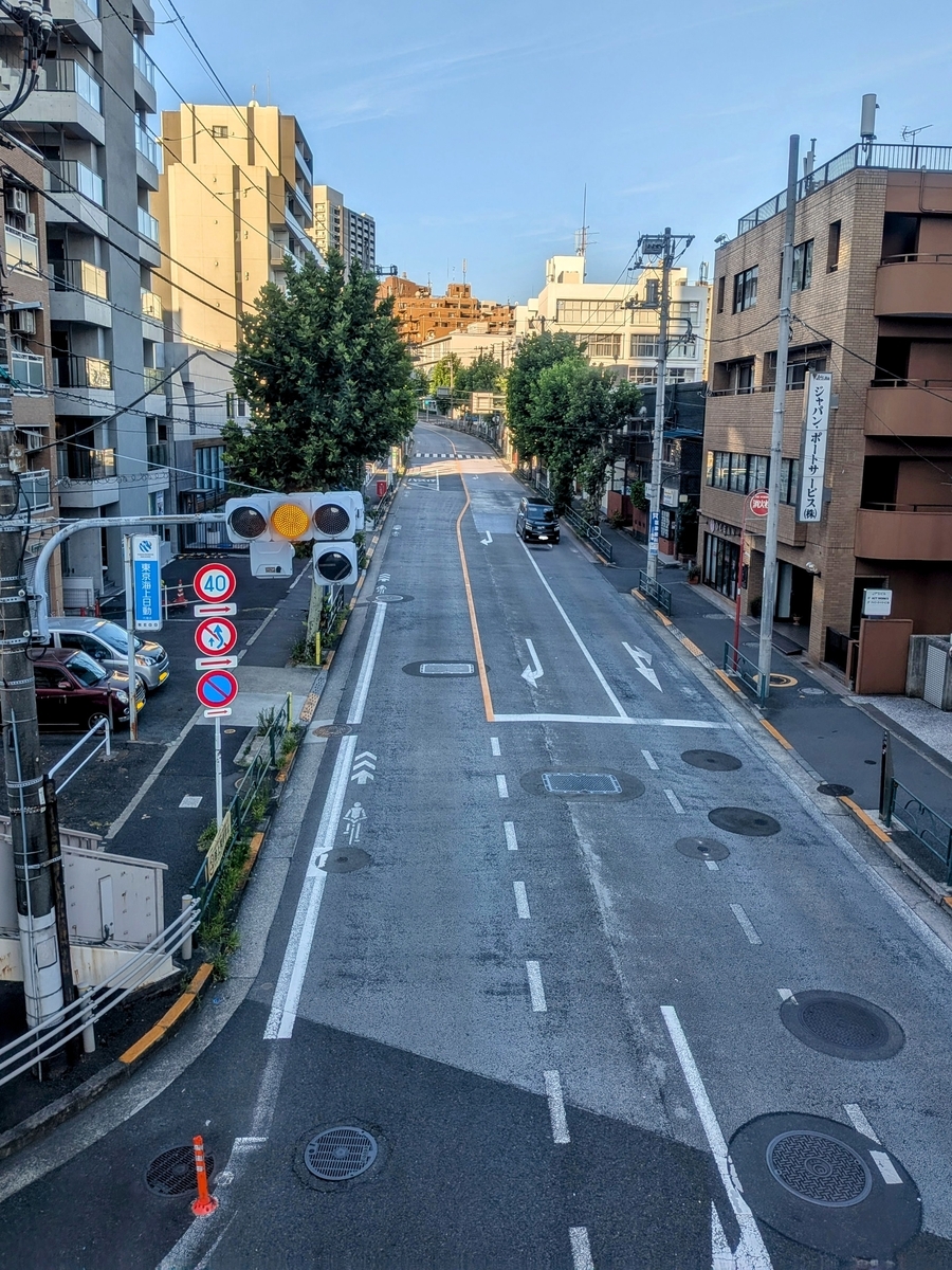 第一京浜の歩道橋から見た仙台坂