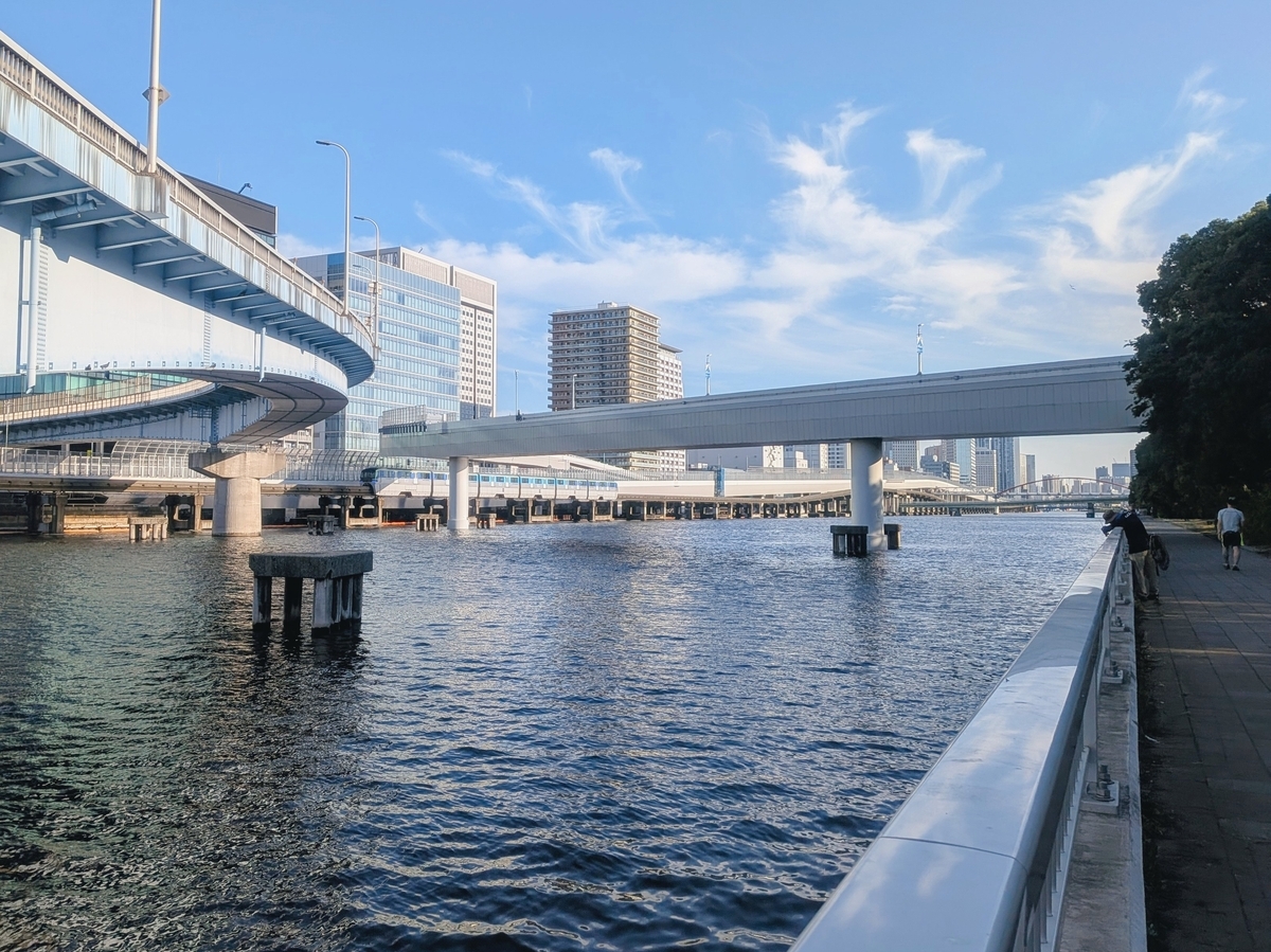 京浜運河緑道公園から見た京浜運河と八潮橋、八潮連絡路