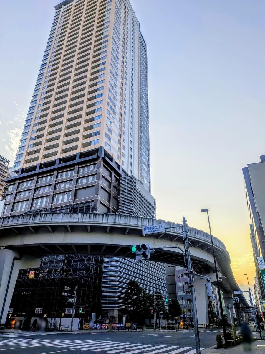 ステーションガーデンタワーと日暮里舎人ライナーの高架