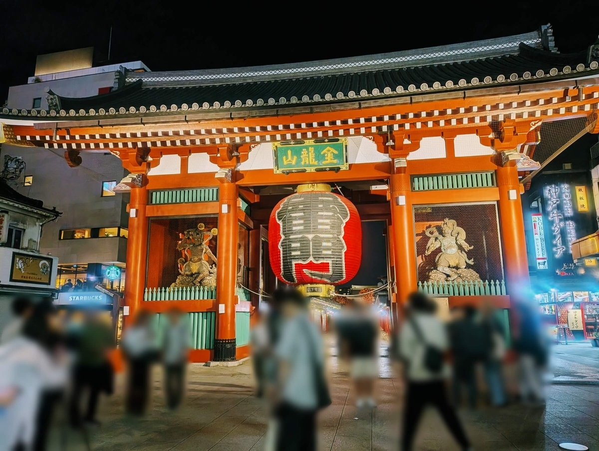 夜の雷門に集まる人々