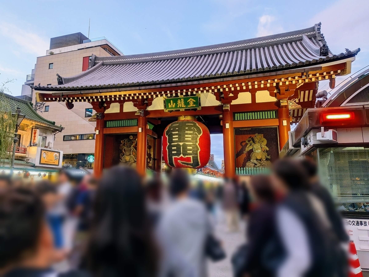 休日夕方の雷門前の混雑