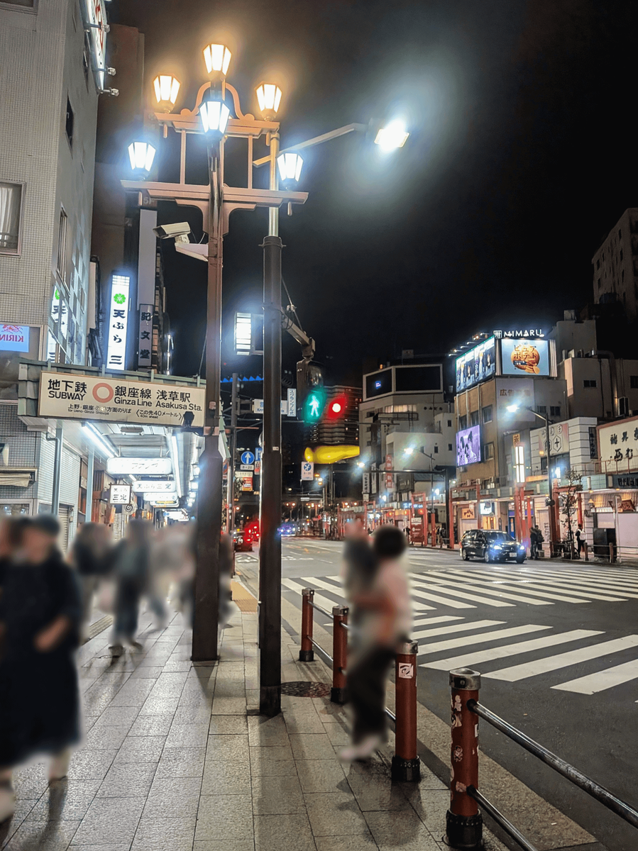夜の雷門通り 雷門交差点付近