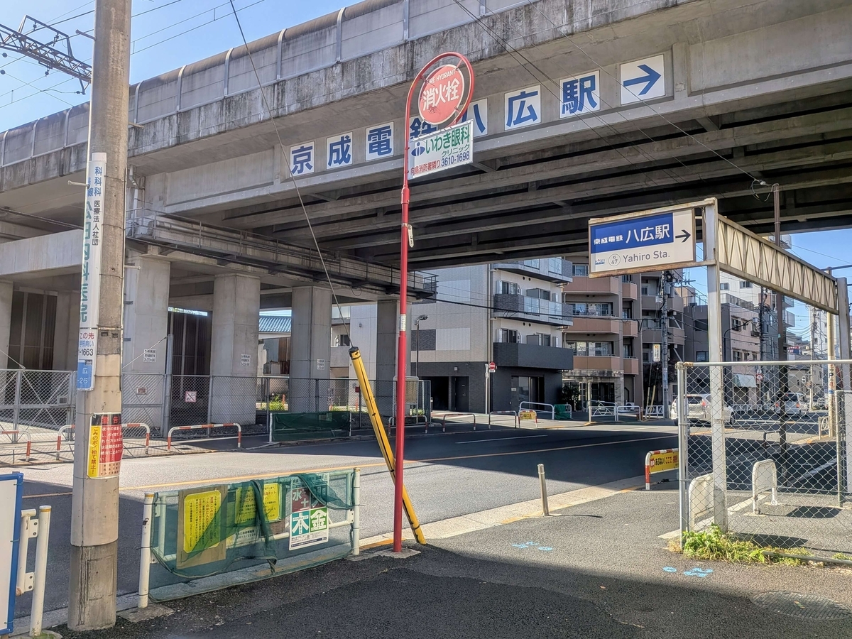 京成押上線高架下をくぐるゆりのき橋通り