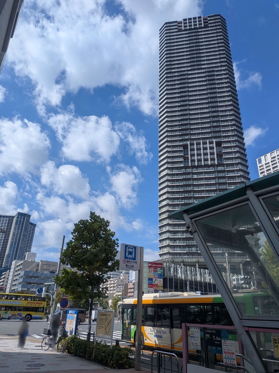 勝どき駅A2a出口付近から見た勝どき駅前交差点