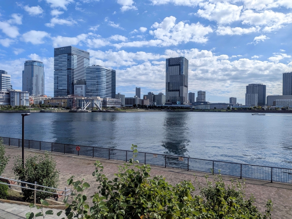 晴海臨海公園から見る晴海運河と豊洲