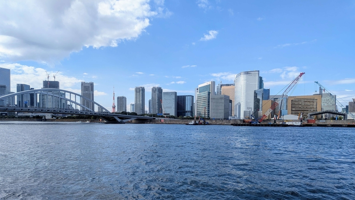 隅田川テラスから見る築地大橋と東京タワー、築地市場跡地