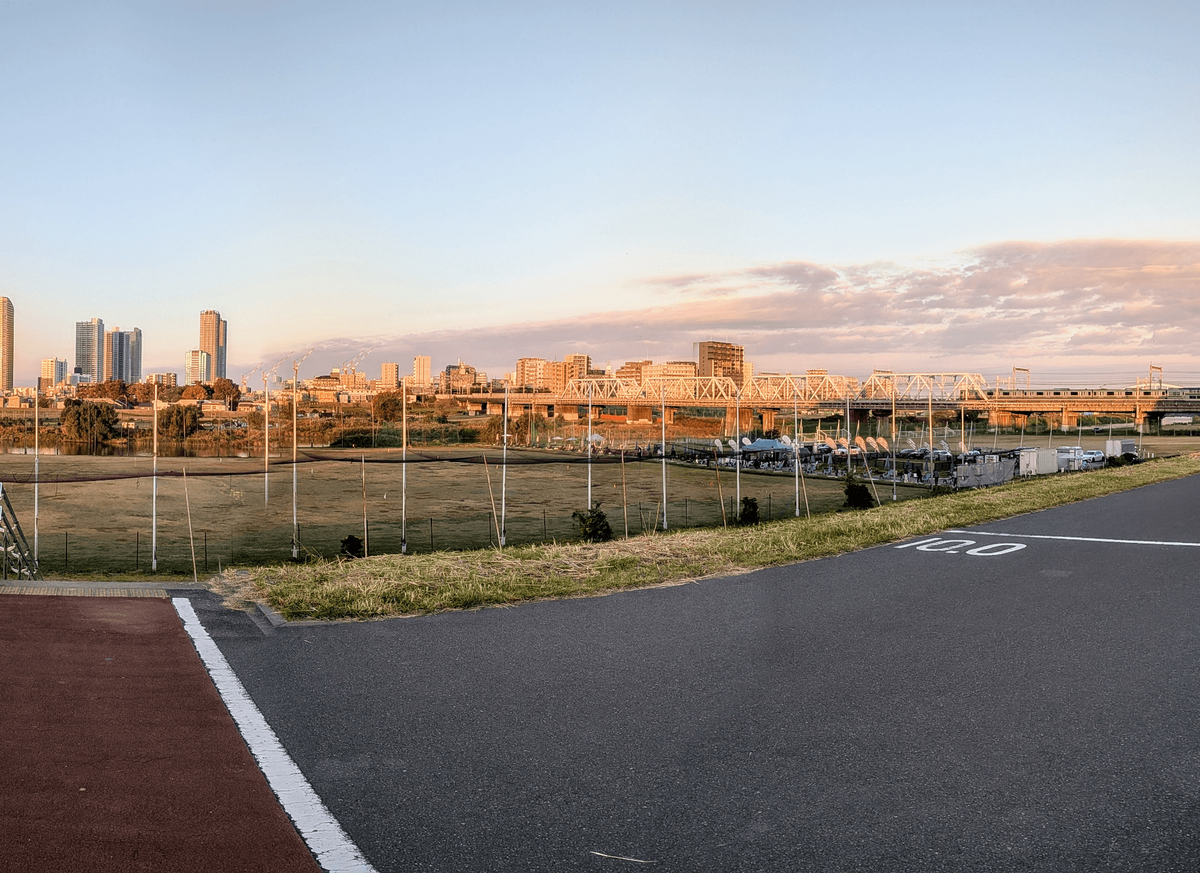 朝の多摩川河川敷パノラマ写真右