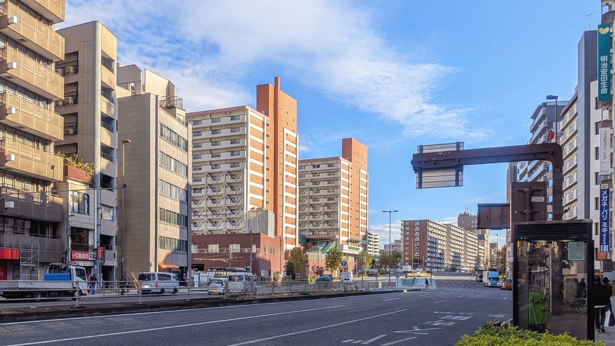 京葉道路の向こうに見える江東橋四丁目アパート