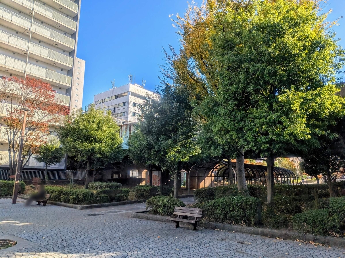 JR総武線の高架をくぐる大横川親水公園