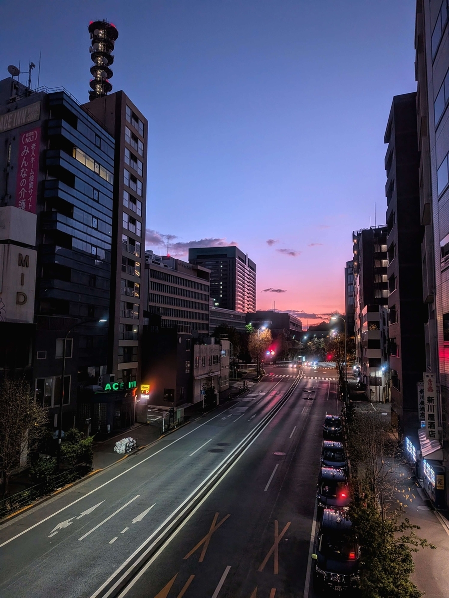 曙橋から見る靖国通りと朝焼け