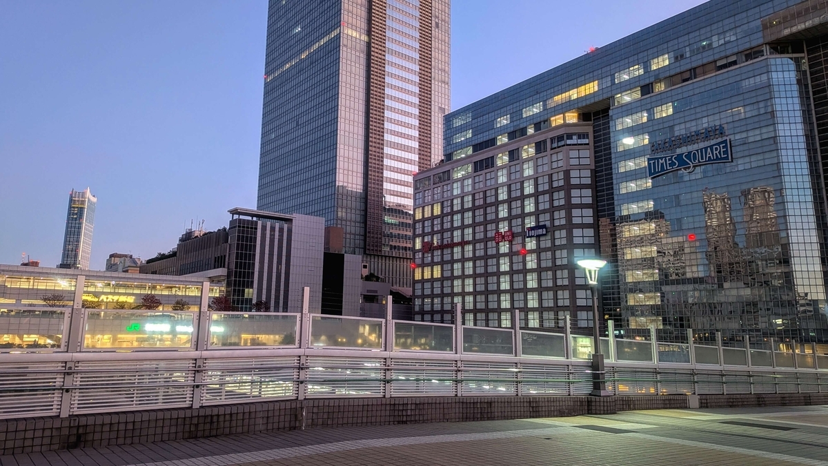 イーストデッキから見る新宿駅新南口、タカシマヤタイムズスクエア